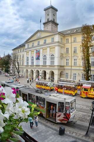 Гостевой дом On The Square Guesthouse Львов Двухместный номер с 1 кроватью и окном-6