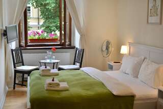 Гостевой дом On The Square Guesthouse Львов Двухместный номер с 1 кроватью и окном-7