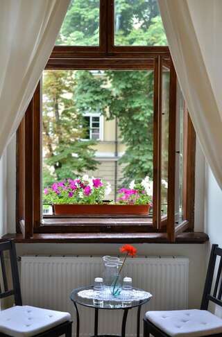 Гостевой дом On The Square Guesthouse Львов Двухместный номер с 1 кроватью и окном-3